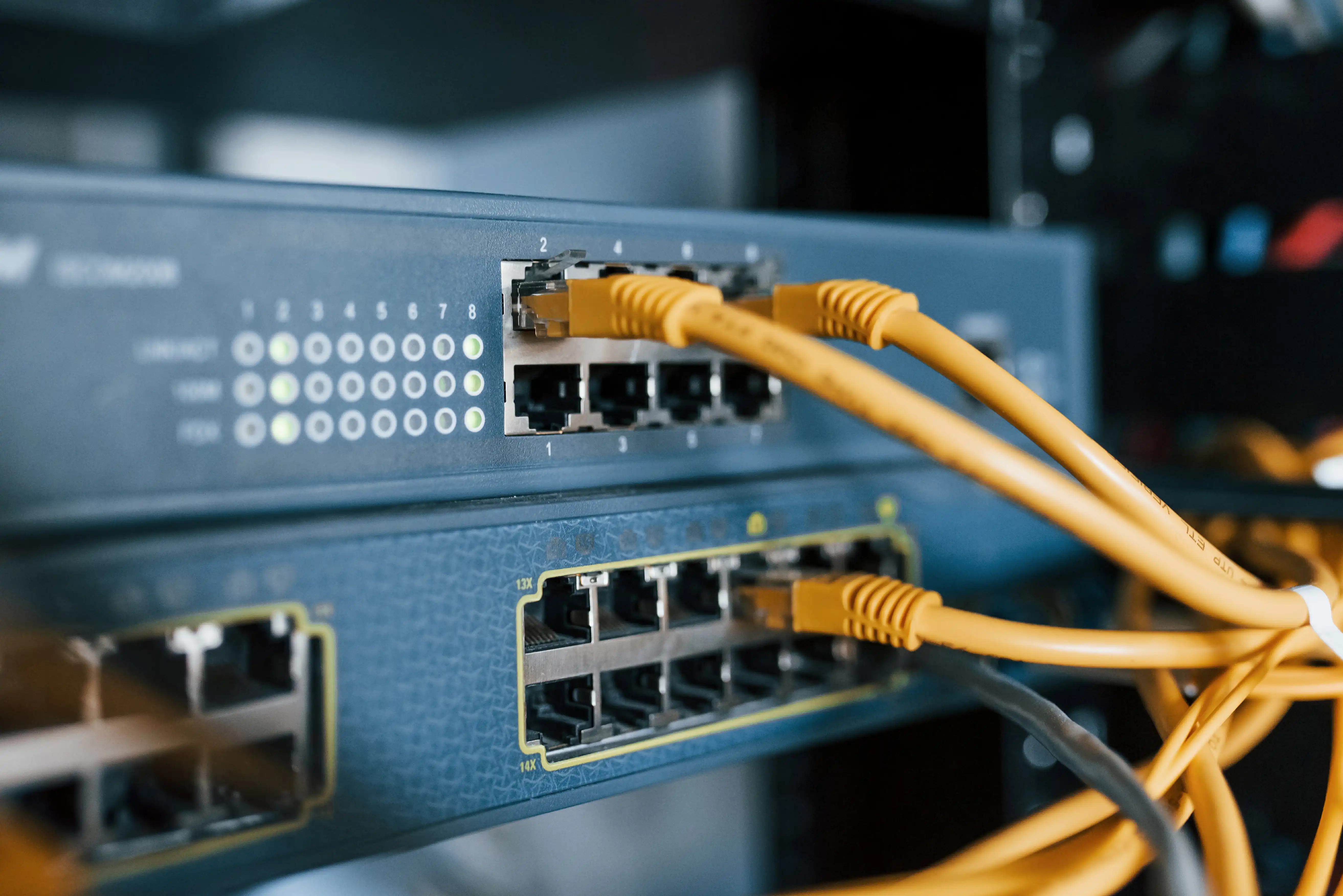 Switch de red instalado por AMIGABLE TECH en un proyecto de integración tecnológica